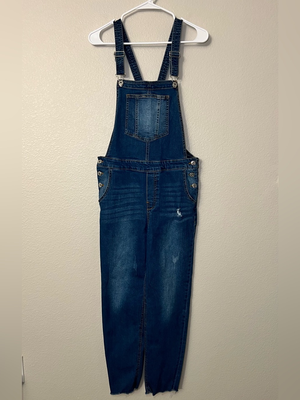 Love Tree Denim Overalls Women’s Medium Blue Raw Hem Cropped Distressed Jumpsuit
